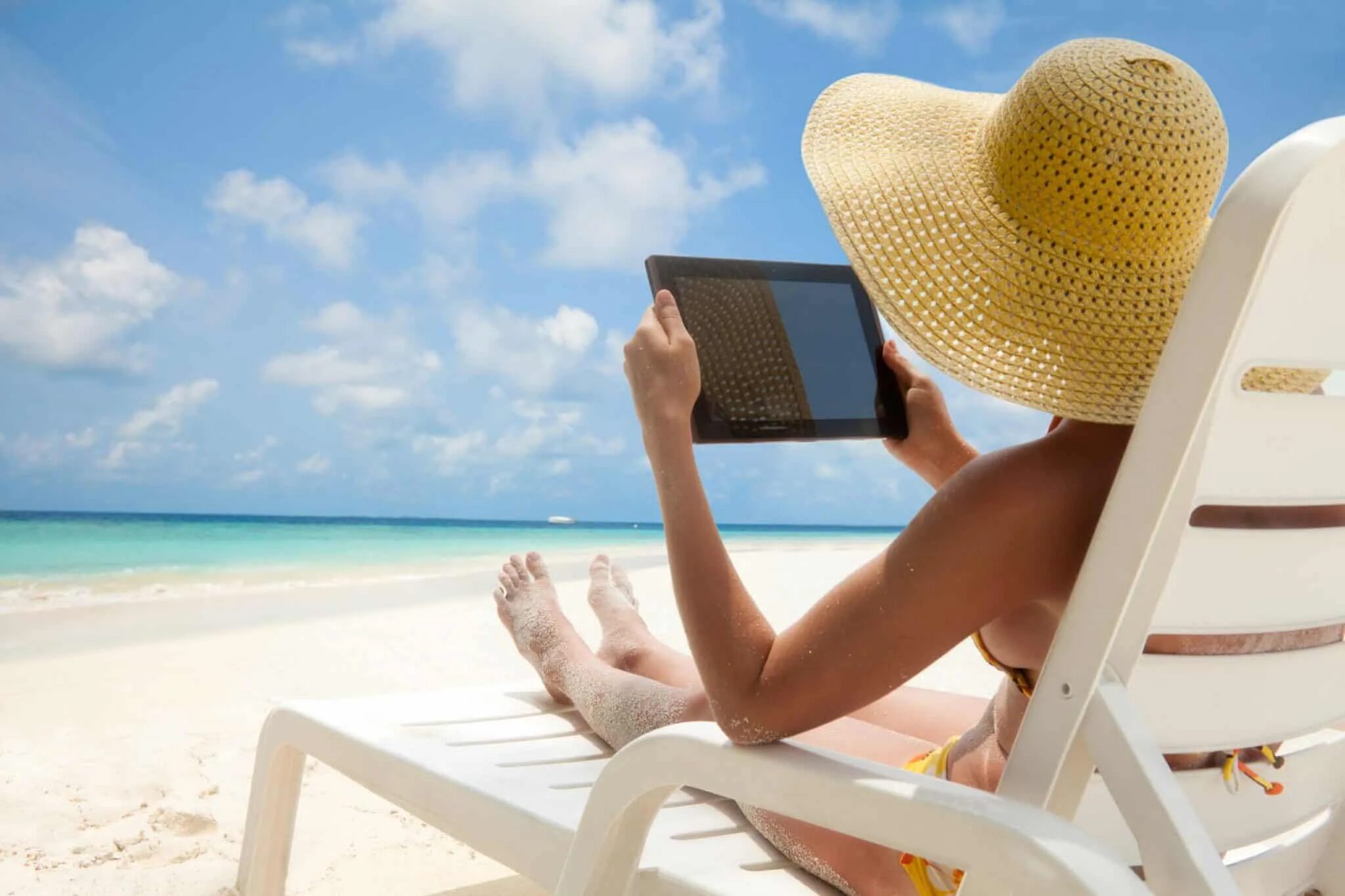 Отпуск за 500 рублей. Девушка с ноутбуком на берегу моря. Отдых на пляже. Отдыхать на море. Шезлонг на пляже.