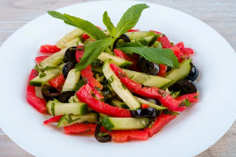 Салат из сладкого перца. Салат из огурцов и болгарского перца. Салат перец огурец. Салат из овощей. Слот с болгарским перцем.