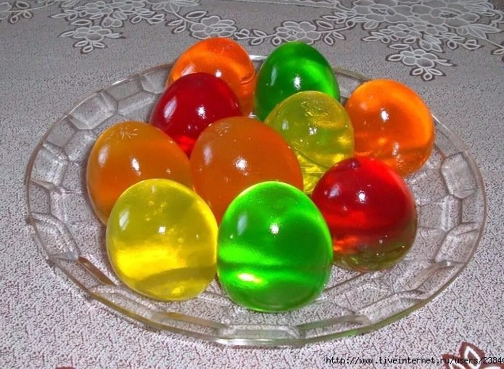 Маринованные яйца. Что сделать сладкого из яиц. Десерты из яиц. Красивое блюдо из творога. Пасхальные яйца желе.