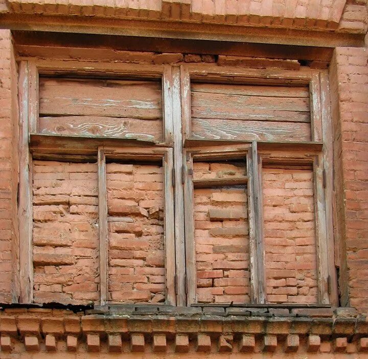 Можно заложить окно. Старое окно. Окна в деревянном доме. Старинные кирпичные окна. Окна старых деревянных домов.