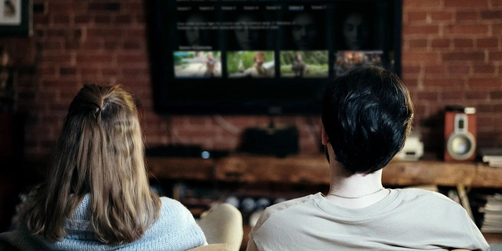 Человек перед телевизором. Человек смотрит телевизор. Телевизор. Человек телевизор. Диван и телевизор.