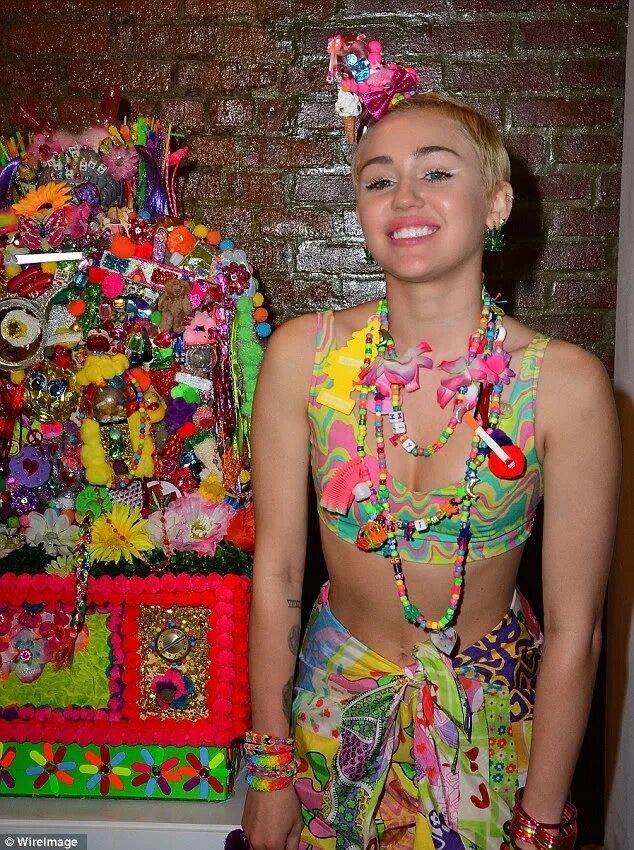 кендалл дженнер платье оскар. майли сайрус. наряды бони канны 2022. удивить нарядом. смешные платья на корпоратив.