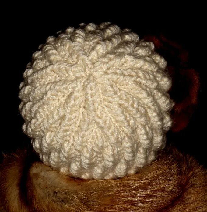шапка с узором жгуты из пышной резинки. объемный узор для шапки. объемный узор для шапки. шапка спицами. шапка с объемными косами спицами.