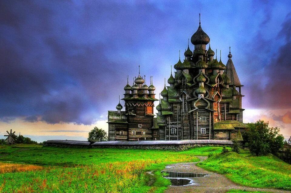 Кижи музей деревянного зодчества. Храм преображения господня на острове кижи. Погост кижи. Архитектура культурное наследие. Ансамбль кижского погоста юнеско.