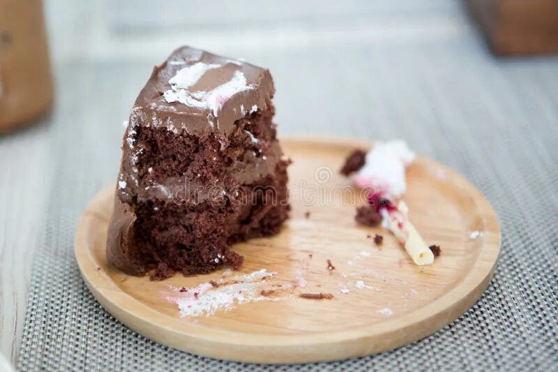 Bit of cake. Покусанный торт. фотография покусанного торта. торт покусанный фото. break cake off.