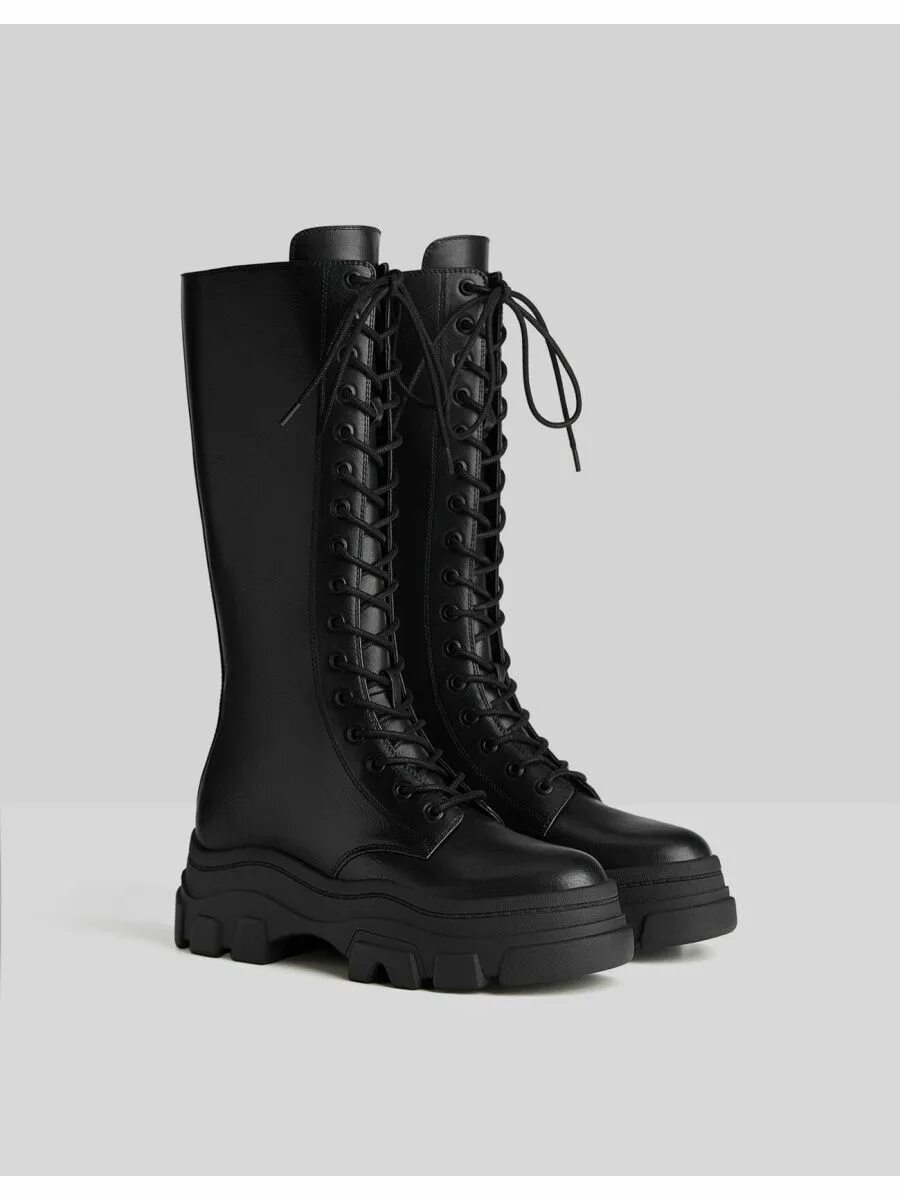 Черные ботинки шнуровка. Bershka сапоги женские. Сапоги бершка на шнуровке. Ботинки черные Bershka. Сапоги на шнуровке Bershka.