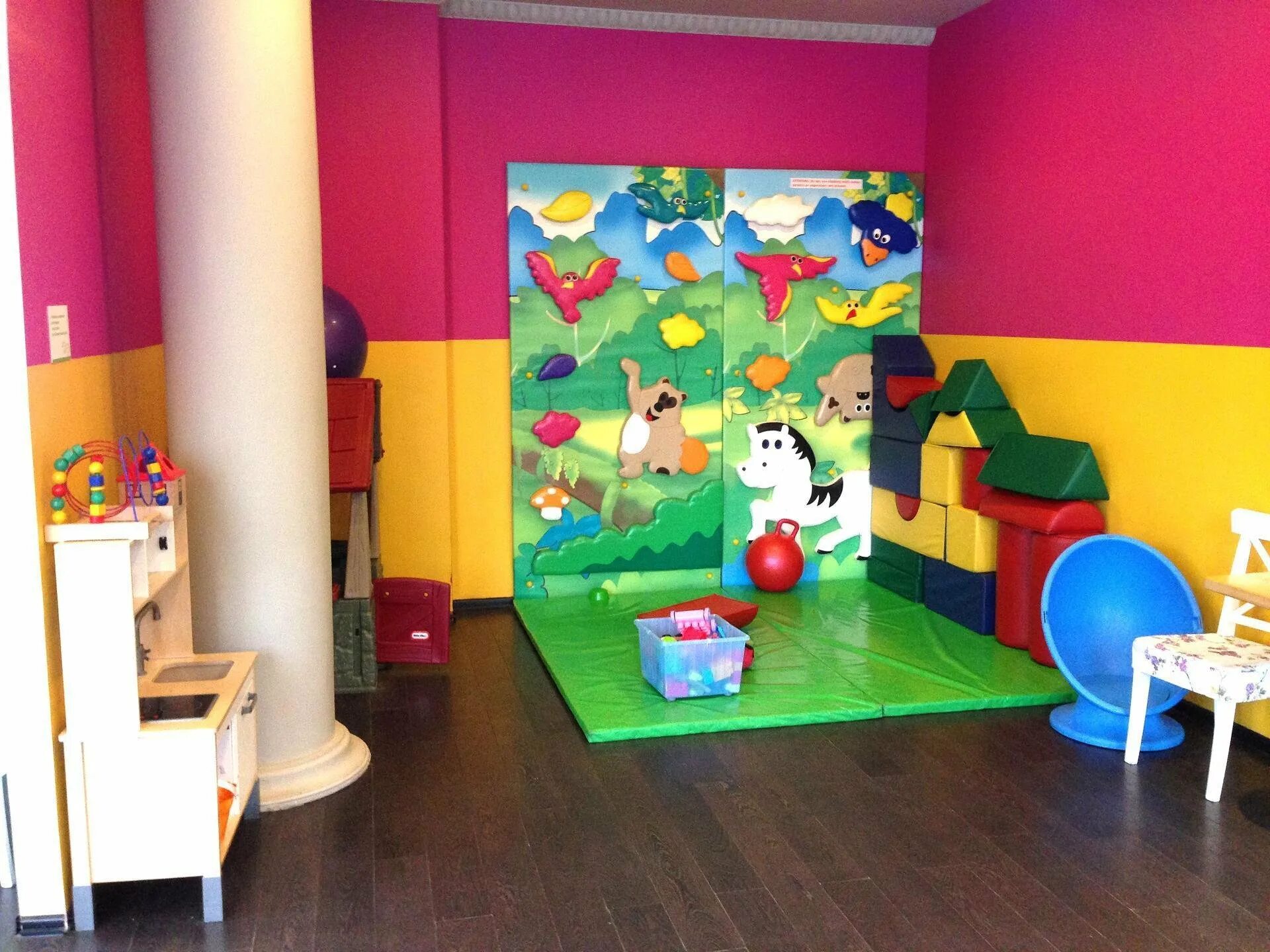 Зонирование детской. Детская комната для 2 детей с зоной отдыха. Интерьер детского центра. Детская комната для малыша. Детское кафе китчен.