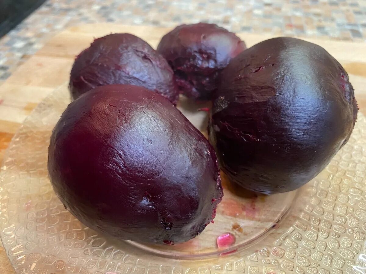 Как вкусно приготовить свеклу, чтобы не потеряла свои качества. Свекла вареная как сварить. Свекла отварная. Свекла в кастрюле с водой. Вареный в кастрюле.
