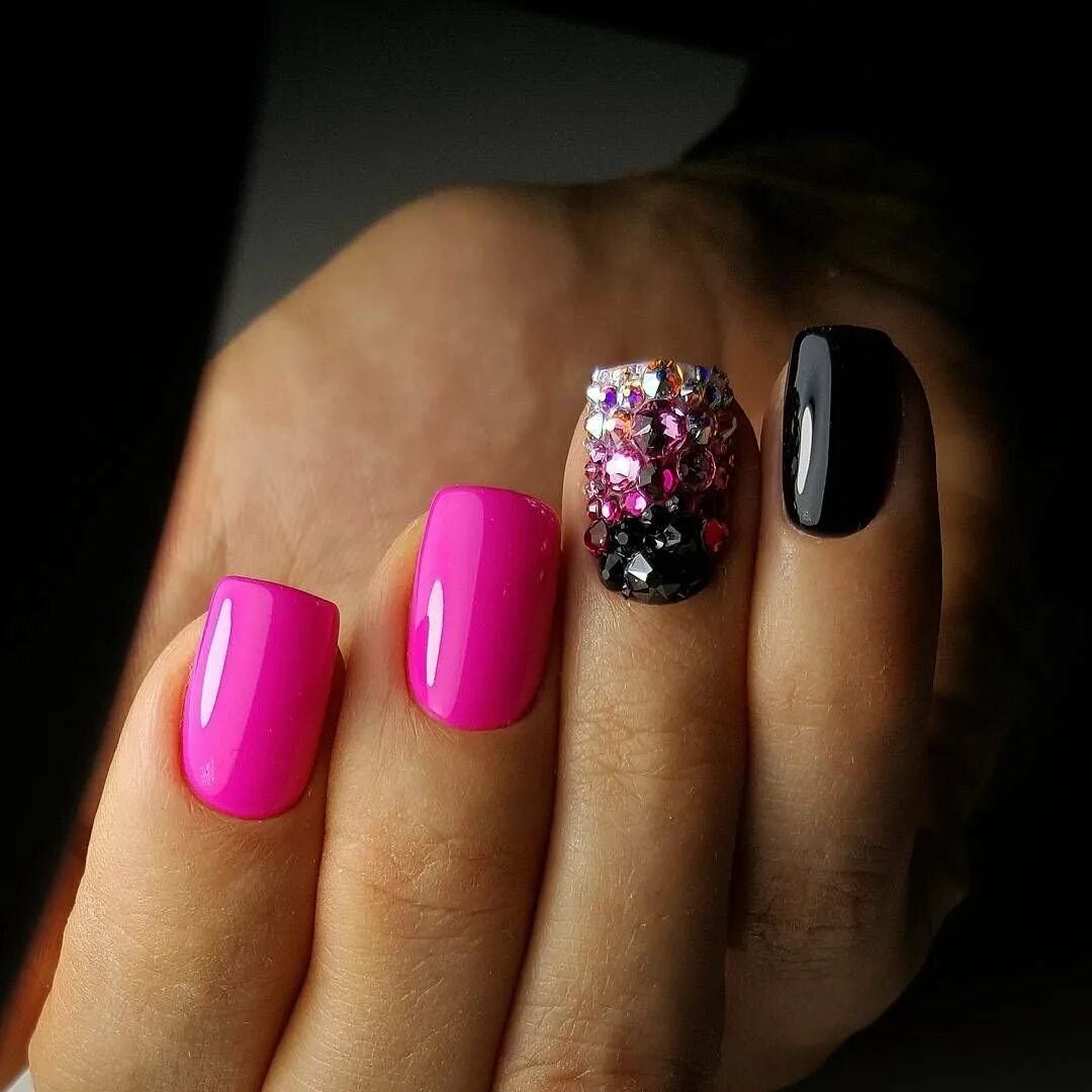 ярко розовые ногти. шеллак дизайн. малиновый маникюр. черно-розовый маникюр. маникюр розовый с черным.