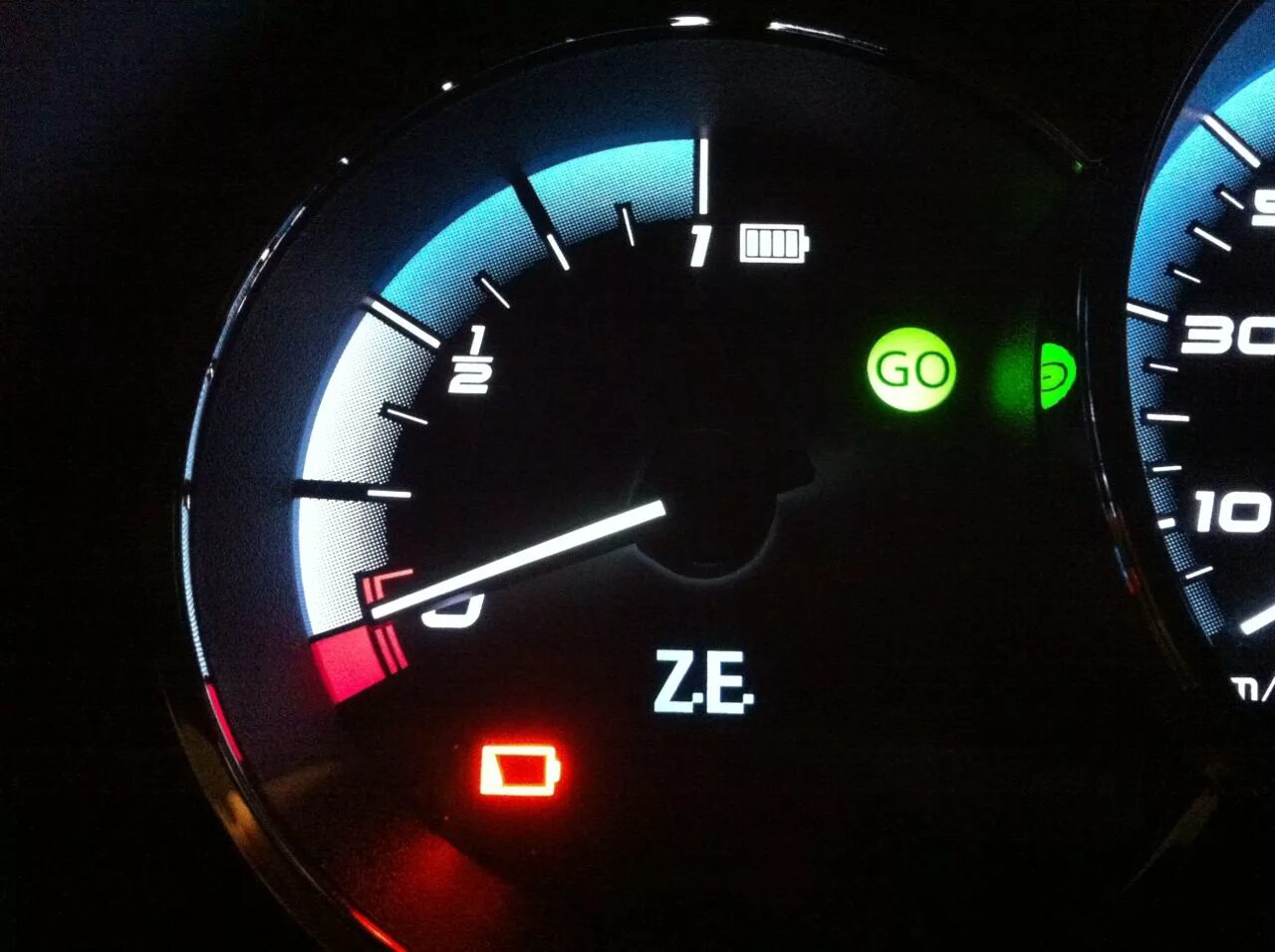 Battery low start. Индикатор заряда электромобиля. индикатор зарядки на электромобиле. перегрев батареи электромобиля индикатор. low battery.