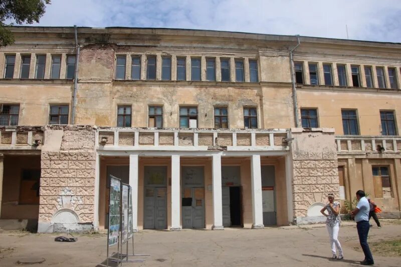 Дом офицеров ул энгельса 49а фото Чиновники объяснили, почему стройка у дома офицеров в Энгельсе началась до объяв