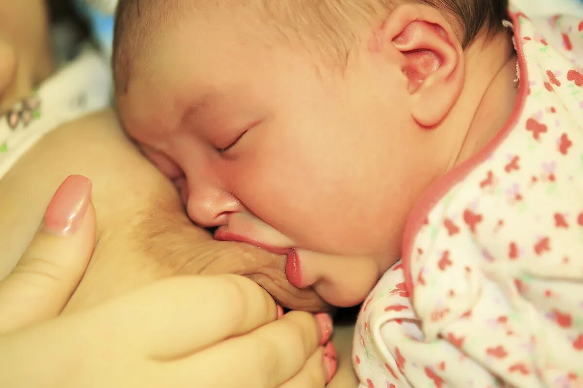 обнимает ребенка. нежность эмоция. нежное прикосновение к ребенку. счастливый ребенок. мама целует малыша.