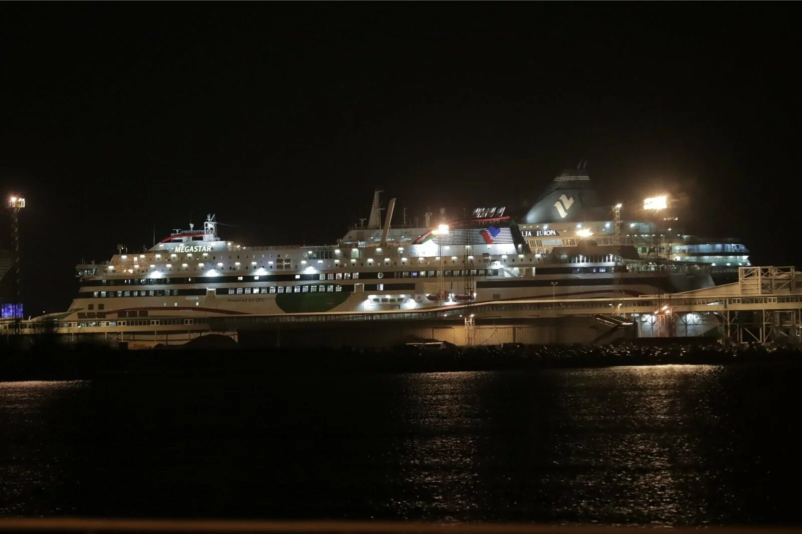 Переправа ночью. Tallink Baltic Queen. Паром ночью. Самый большой паром. Таллин паром вечером.