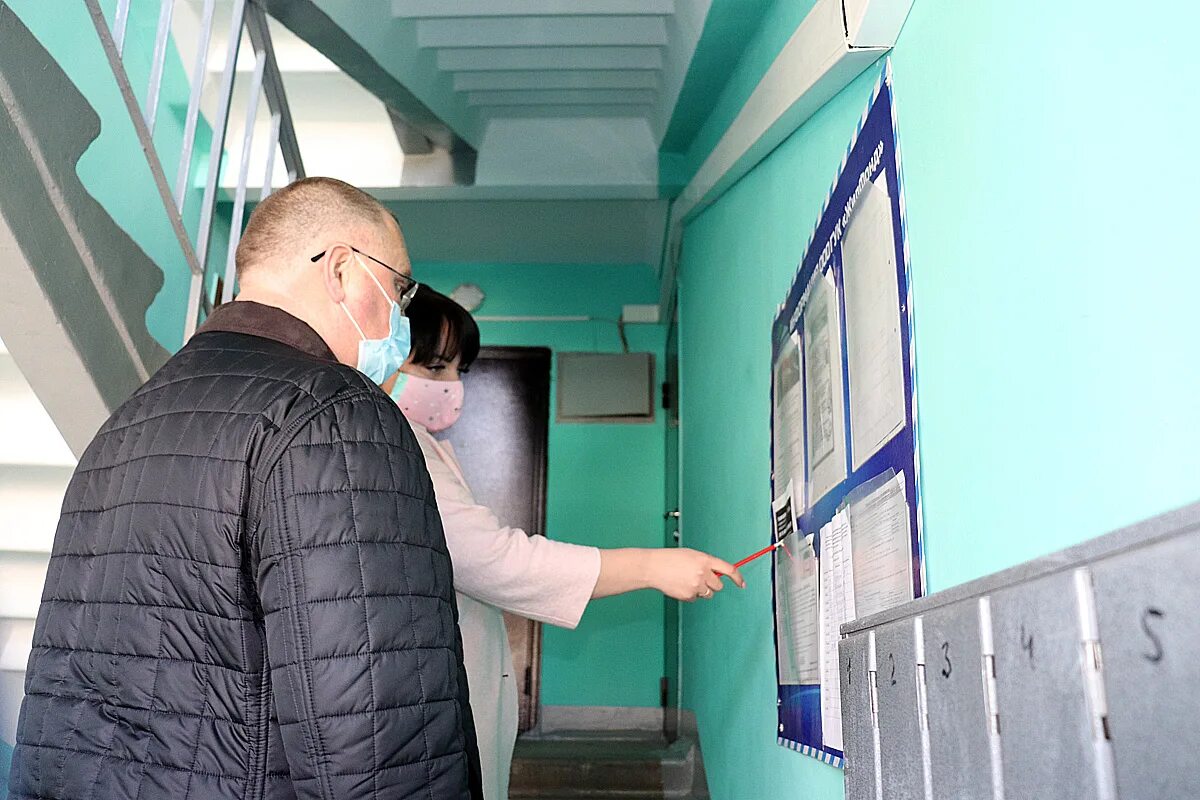 во всех подъездах дома 357. квартирная дверь в подъезде. обвалилась лестница в подъезде. во всех подъездах дома 357. самый красивый подъезд с лепниной.