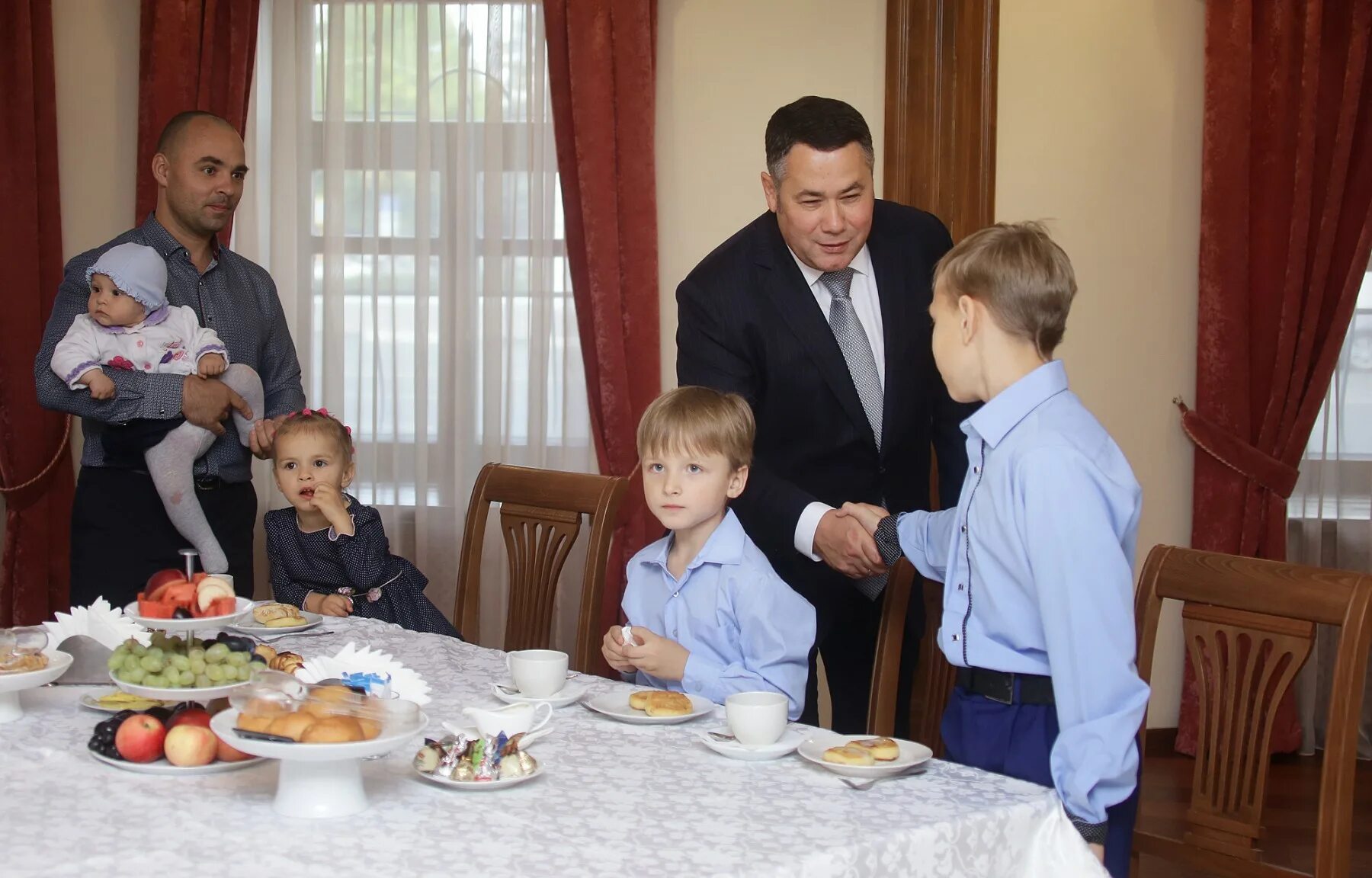 Министр год семьи. Семья Мартыновых Тверь. Многодетные семьи в Твери.