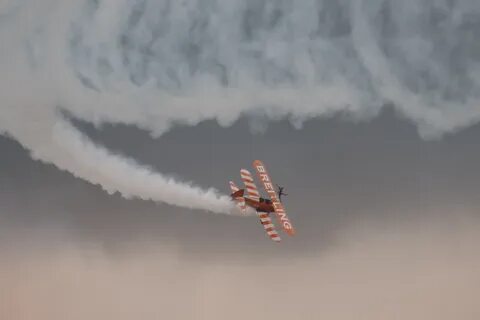 Белый дым в небе