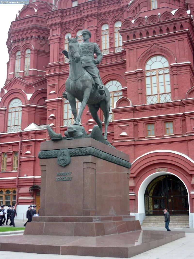 20 памятников москвы. Памятник маршалу Жукову в Москве. Памятник Жукову в Москве Александровский сад. Памятник Жукову в Ярославле. Жуков памятник в Москве на красной площади.