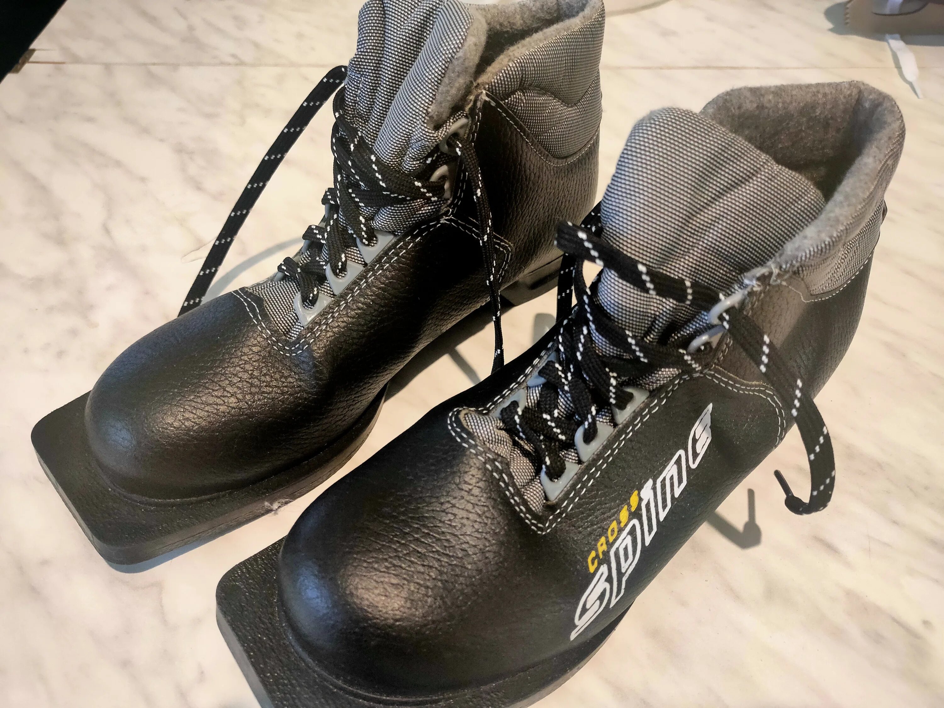 Старые лыжные ботинки. Фабрика скороход ссср лыжные ботинки. Лыжные ботинки 90х годов. Рантовые ботинки лыжные ссср. Ботинки лыжные вермахт армейские.