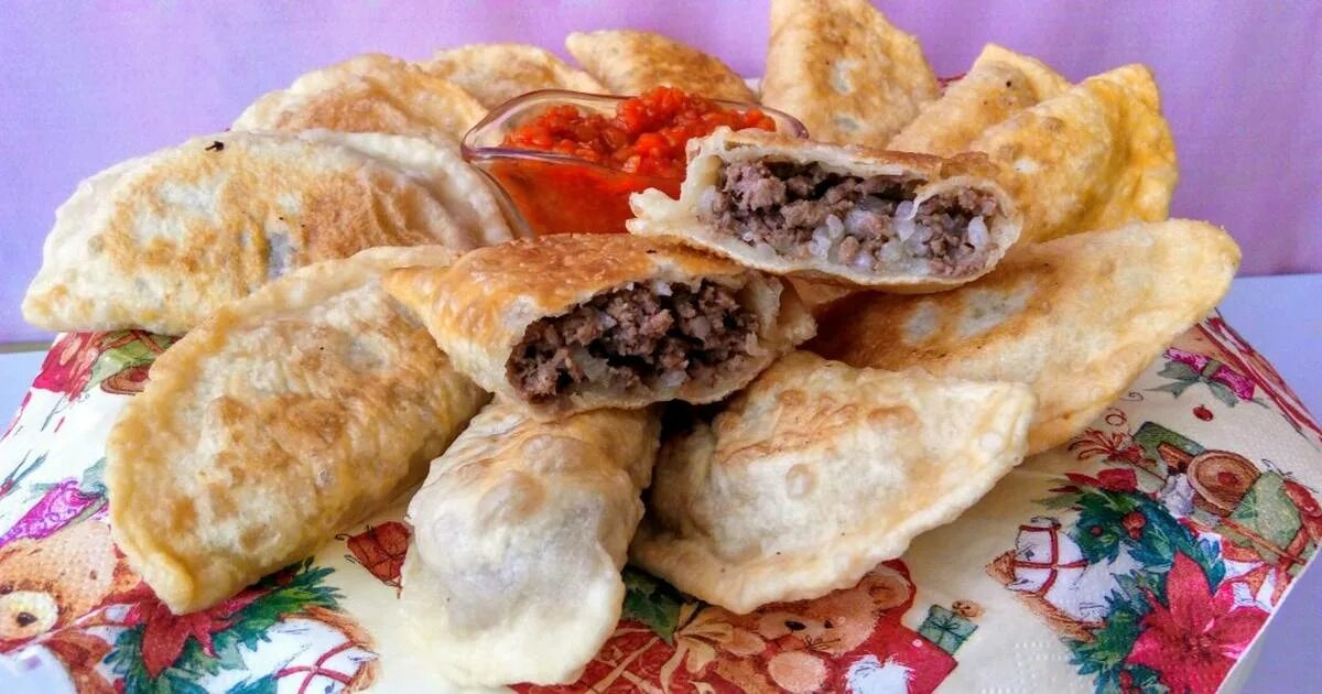 чебуреки домашние с фаршем классический. чебуреки на тарелке. чебуреки домашние с фаршем классический. тесто на чебуреки с маргарином. готовые чебуреки в тарелке.