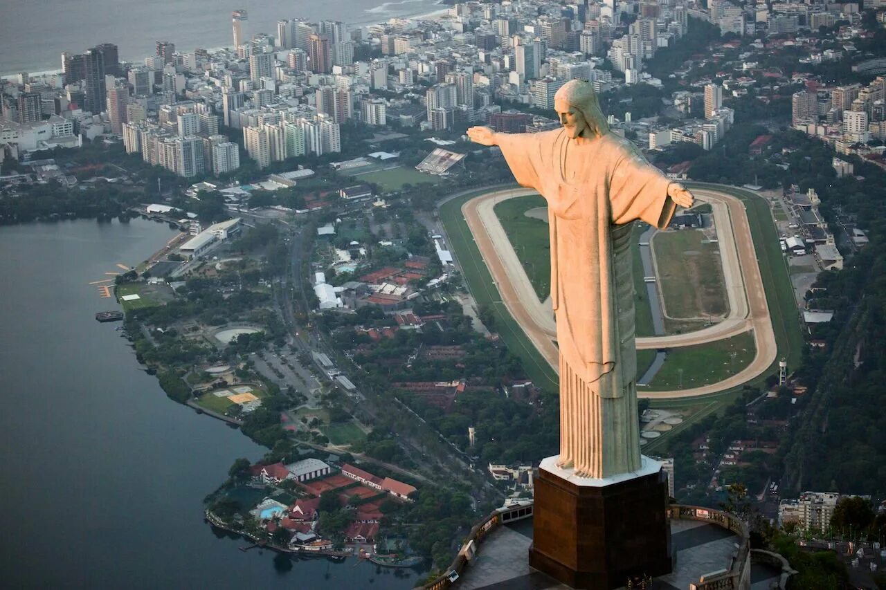 Статуя искупителя. Статуя Христа-Искупителя Бразилия. Христос Искупитель Рио де Жанейро. Статуя Иисуса в Рио де Жанейро. Бразилия Рио де Жанейро статуя Христа Спасителя.