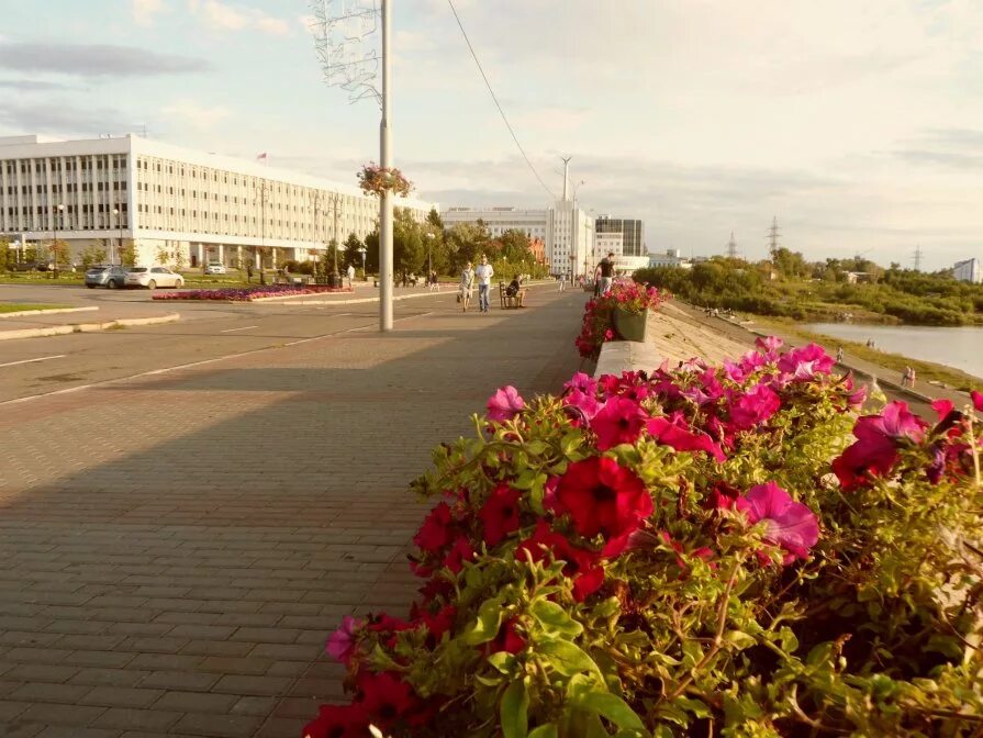 Лето томск. Томск набережная. Томск летом набережная. Набережная Томск белый дом. Город Томск фото набережная.