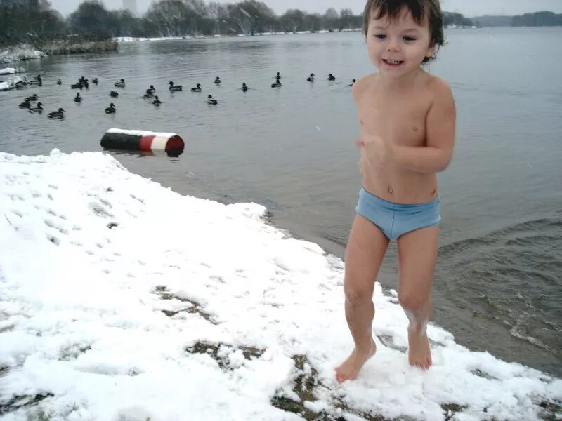 Маленький мальчик купаться. Купание в снегу дети. Моржевание дети. Закаливание мальчиков. Дети на снегу закаливание.