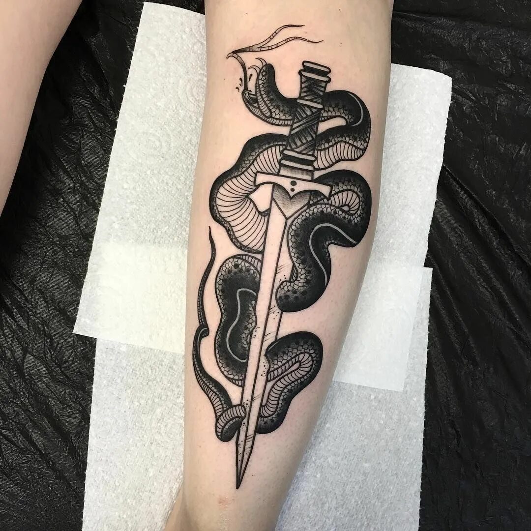 татуировка змеи кинжала. тату змеи на предплечье. тату змеи с кинжалом. эскизы татуировок змеи. татуировка змеи кинжала.