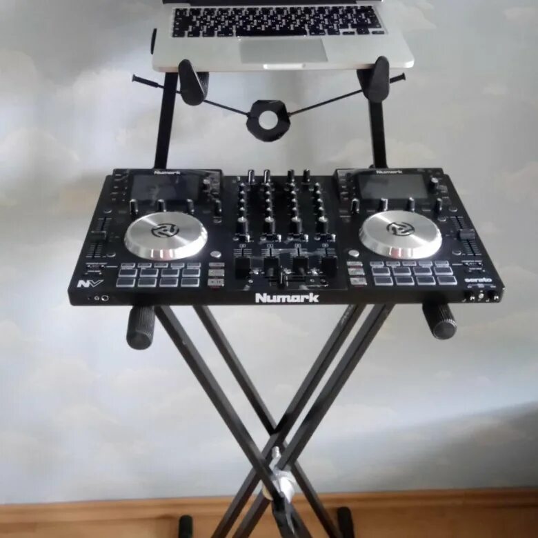 Стойки для dj оборудования. Стойка диджея. Столик для диджея. Подставка под диджейский пульт. Стойки для dj оборудования.