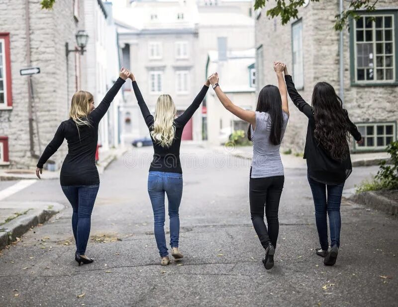 Четверо подруг ошибка. Четыре подруги гуляют по городу. 4 Девочки которые гуляют. 4 Подруги гуляют. Четыре девушки гуляют в городе.