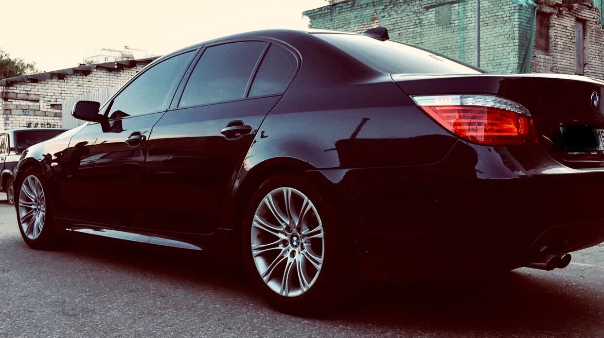 Бмв е60 на дисках р19. Вылет колес бмв е60. 138 стиль бмв е60. Бмв m5 e60. Бмв е60 128 стиль r18.
