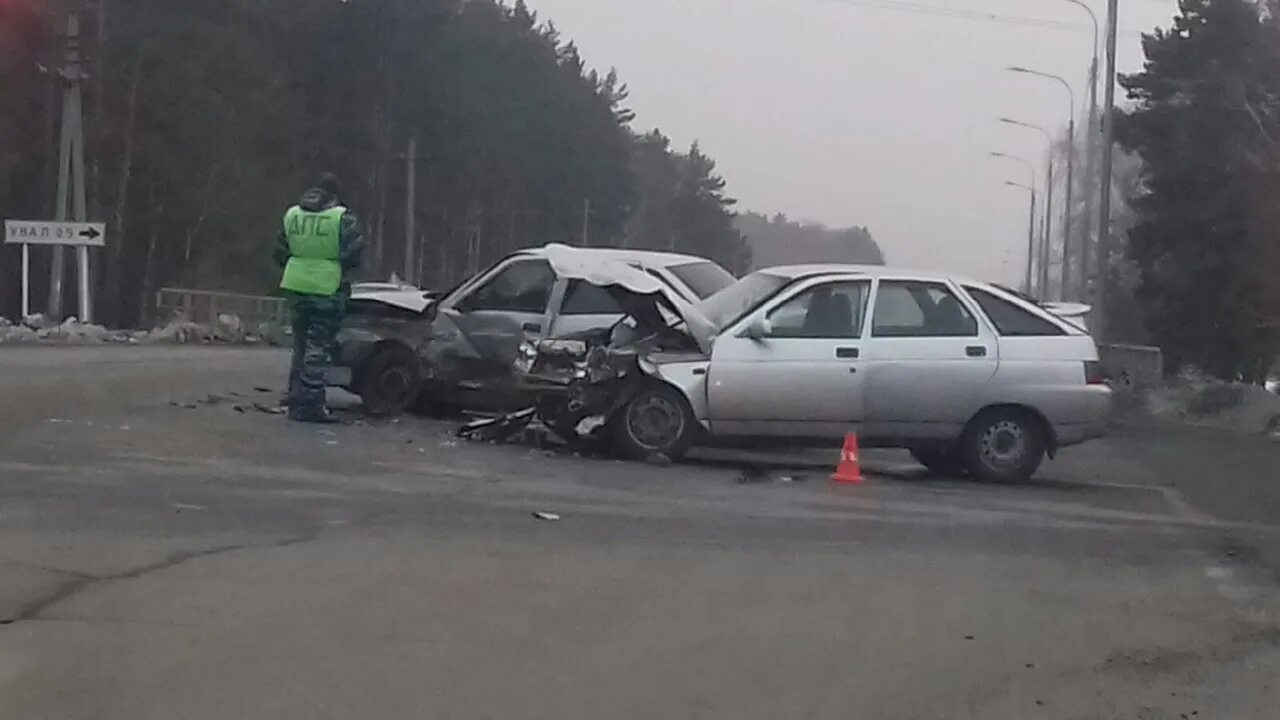 Авария на парашютной улице 2020. Дтп на увале курган вчера. Чп и дтп подсмотрено. Дтп брянск фокинский район. Ночью газель авария на мкаде.