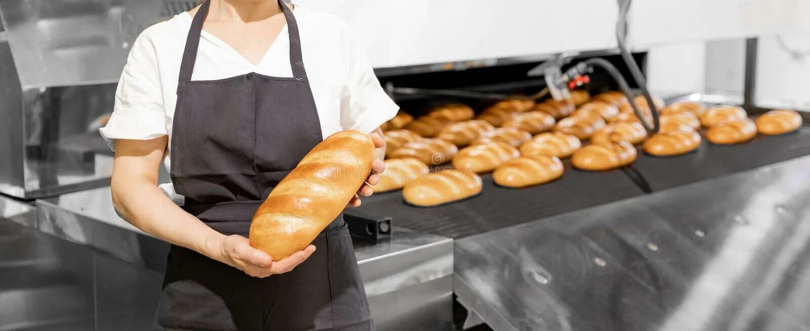 Продавец батон. Пекарь хлебобулочных изделий. Школьники в пекарне. Покупательница с хлебом. Хлеб на прилавке.
