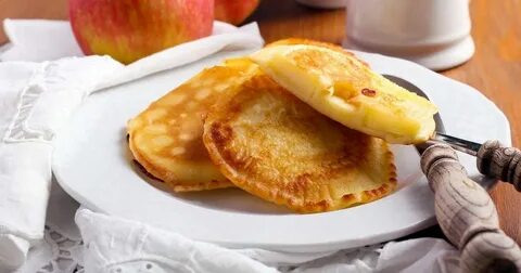 Оладушки с яблоками на молоке с дрожжами