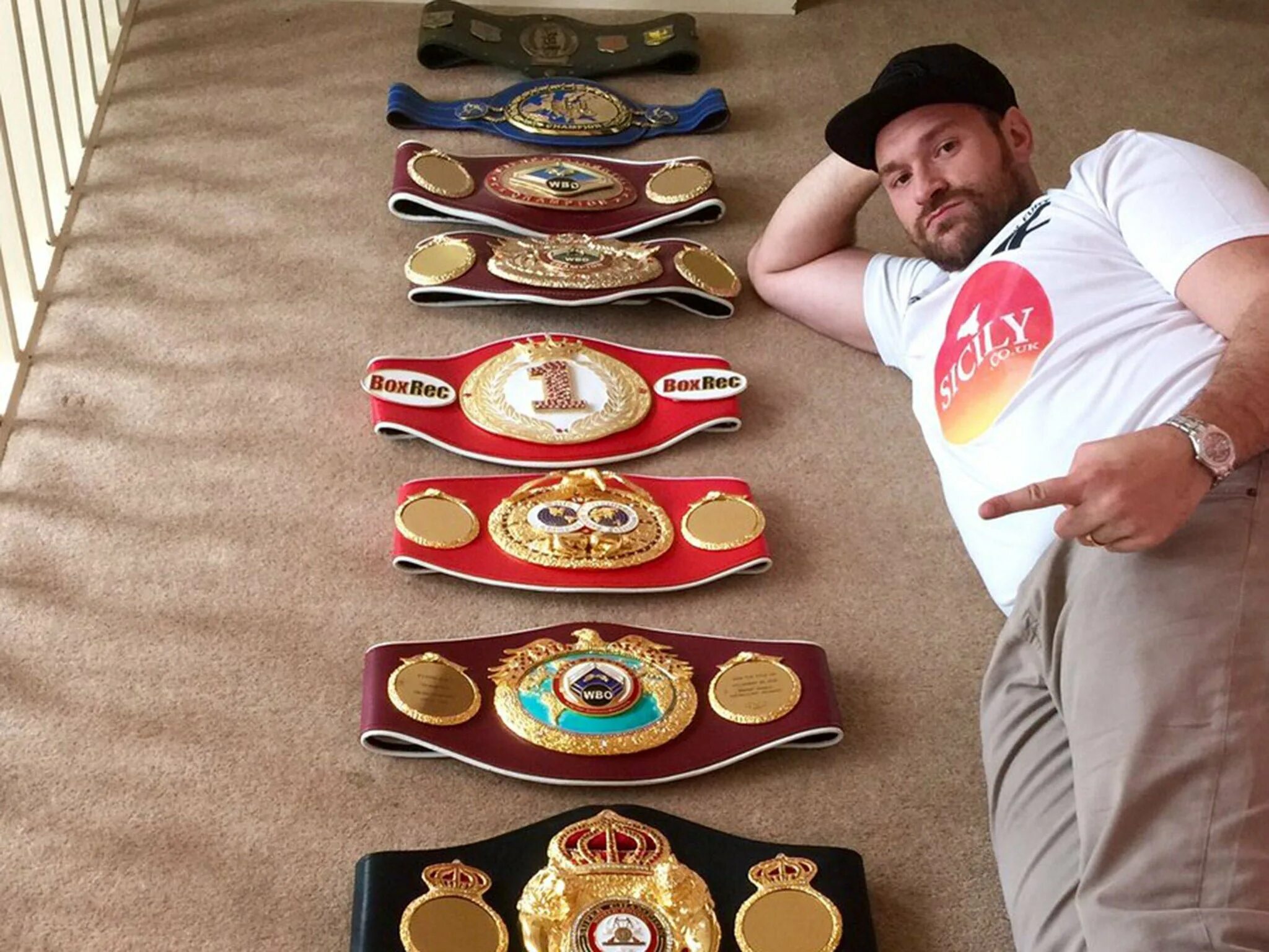 Фьюри кличко. Тайсон фьюри с поясом wbc. Титул wbo. Усик джошуа. Тайсон фьюри с поясами.