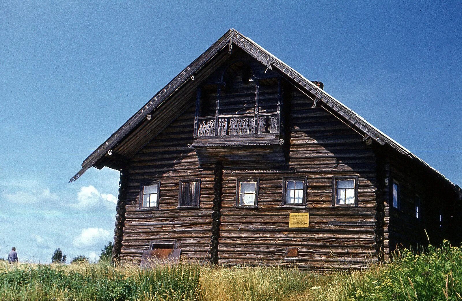 Малые корелы поморский дом. Бревенчатый дом 19 века в сибири. Северная изба архангельск. Избы архангельской области. Деревянные колонны на фасаде.