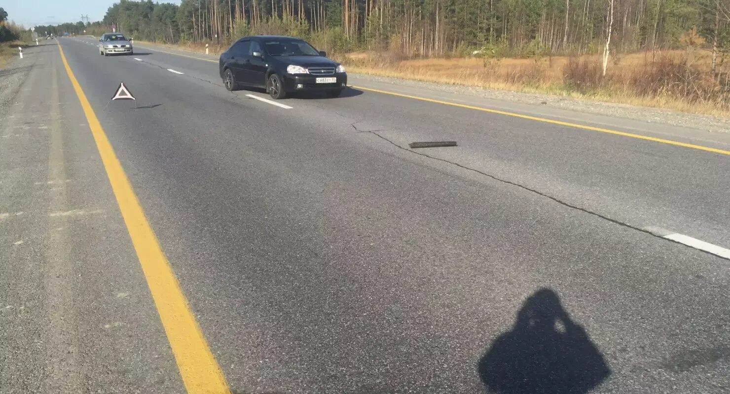 Жёлтая сплошная линия дорожная разметка. Желтая линия вдоль обочины. Асфальтированная дорога лес сбоку. Вдоль дороги. Асфальтированная дорога.