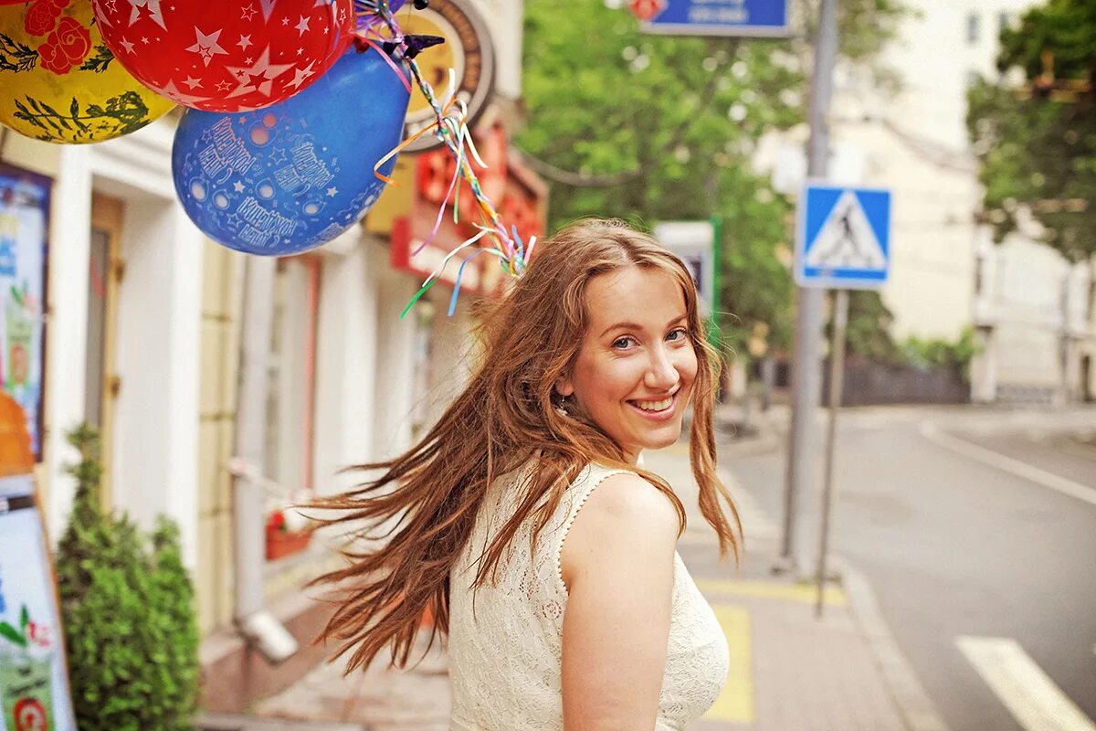 Улыбка девушки. Женский портрет на природе. Счастливая женщина с цветами. Подруги веселятся. Красивые славянские девушки.