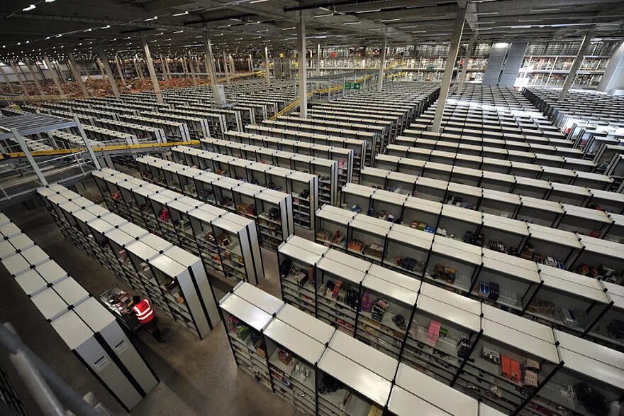 Склад Amazon в США. Склад Амазон внутри. Огромный склад.