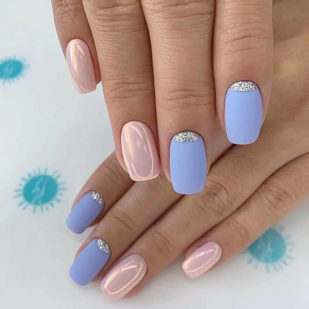 Маникюр на короткие нежно голубой. Маникюр на короткие нежно голубой. Маникюр светлые тона розовые голубые. Голубые ногти. Маникюр лето.