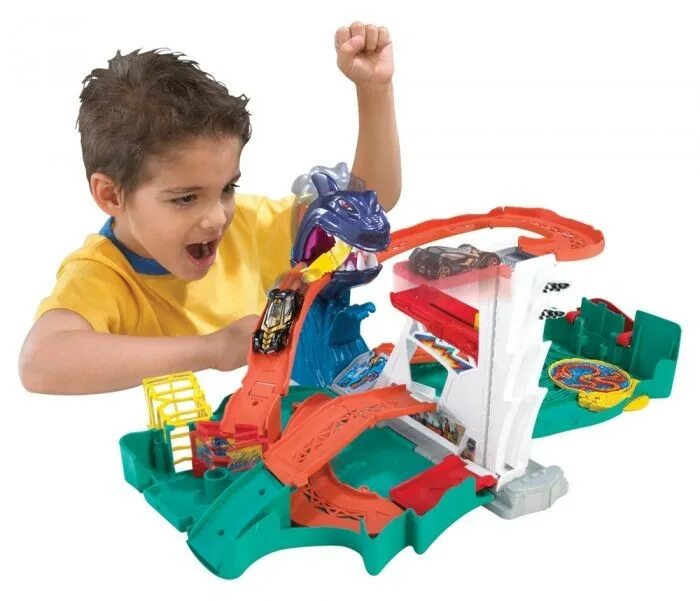 Hot wheels дети играют. Хот Вилс атака акулы. Трек хот Вилс в чемодане. Hot Wheels трек чемодан. Хот Вилс трек атака.