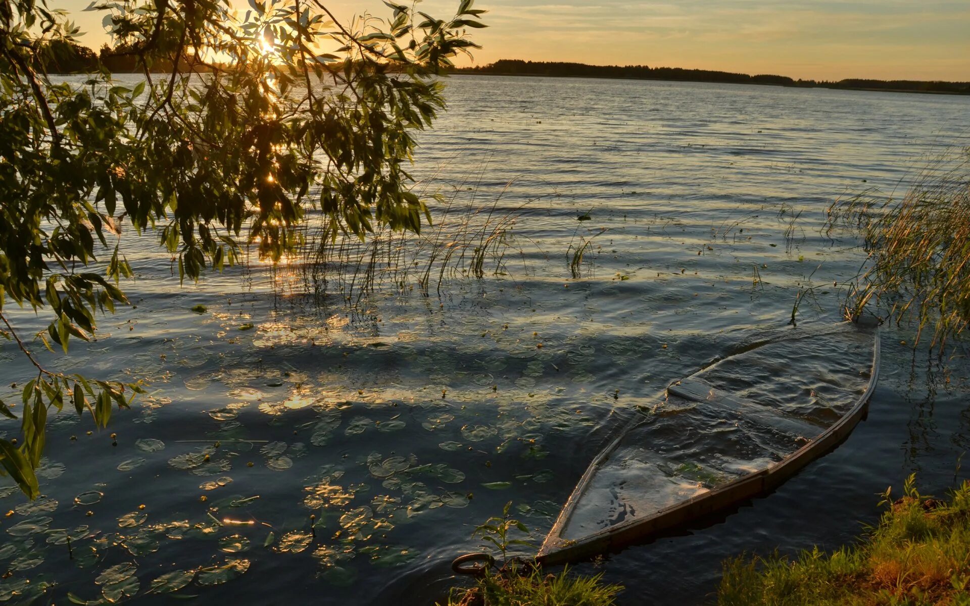 Бороздит речную гладь. Озеро велье новгородская область. озеро ломпадь шторм. гладь реки. гладь озера.