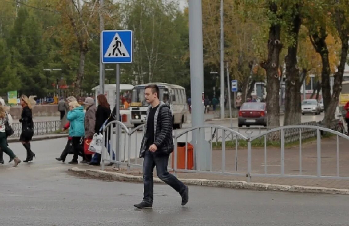 Около пятнадцати. Перекрёсток Сыктывкар. Перекресток в Сыктывкаре кольцо.