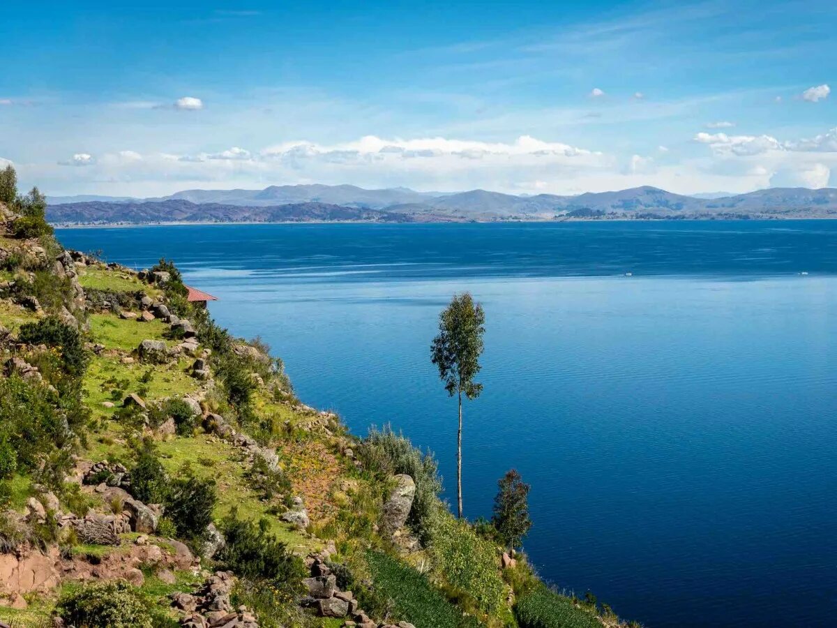 Высочайшее судоходное озеро. Озеро Титикака. Озеро Титикака Перу. Боливия Титикака. Озеро в Латинской Америке Титикака.