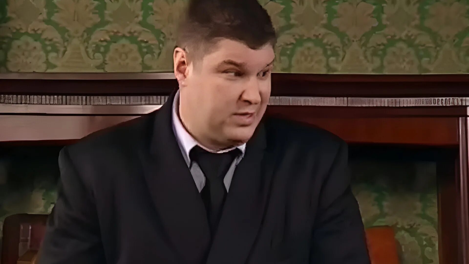 Универ охранник сильвестра. Саша таня телохранитель сильвестра. Андрей свиридов универ. Саша таня телохранитель. Охранник сильвестра андреевича.