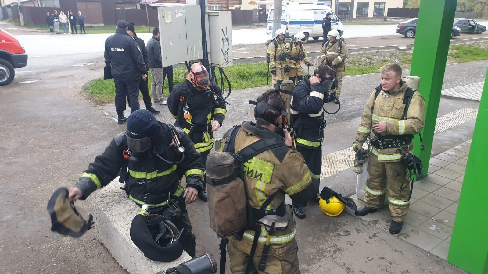 Вечер 22 новости. Пожарный. МЧС пожар. Пожарные России. Пожарные МЧС России.