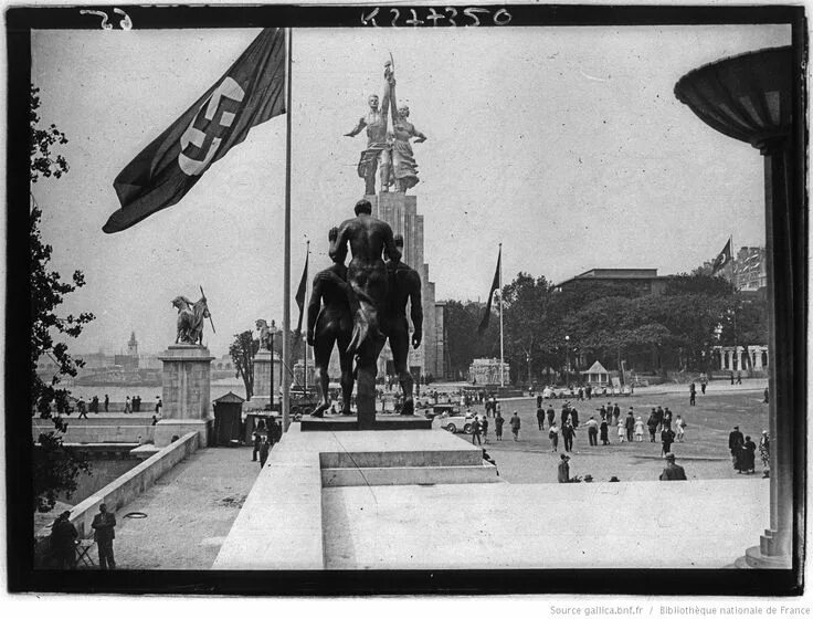 Париж на немецком. Париж на немецком. Рабочий и колхозница в париже 1937. Рабочий и колхозница на выставке в париже 1937. Всемирная выставка в париже 1937 немецкий павильон.