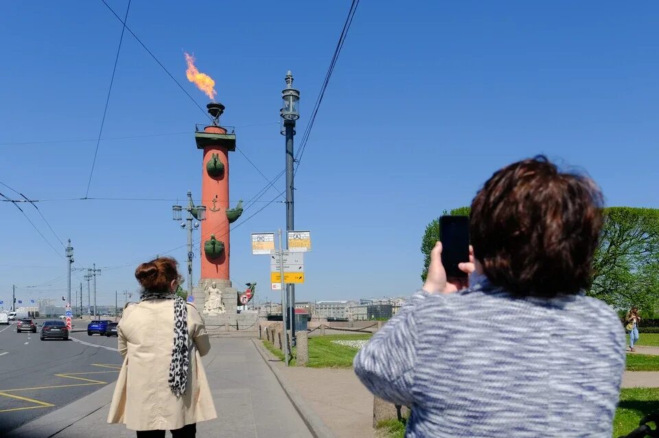 Расстрельная колонна в петербурге. Зажженные ростральные колонны питер. расстрельные колонны в санкт-петербурге. факелы на ростральных колоннах.