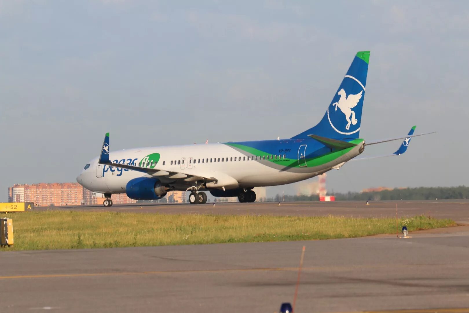 Флай взлетаем. Боинг 737 пегас флай. пегас флай 737-900. боинг 737-900er пегас флай. 737 900 pegas.