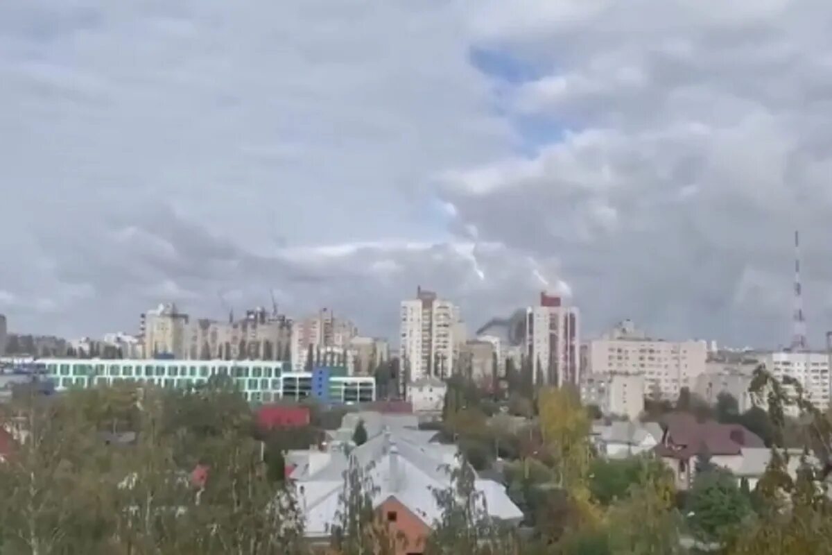 События в белгороде сейчас летят ракеты. Разрушения в белгороде. обстрел белгорода сегодня. ракеты над белгородом. атака на белгород.