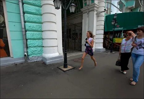 Ходит с вибратором по улице